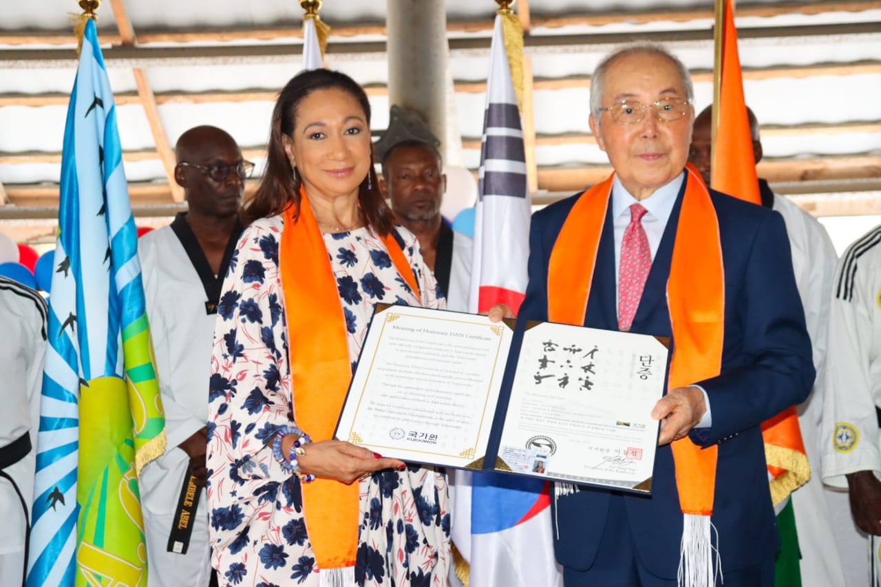 Mme la Ministre de la Culture et de la Francophonie honorée en recevant à titre honorifique, la ceinture noire 6ᵉ dan
