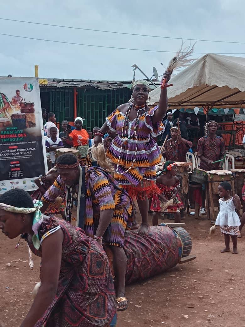 Exposition organisée par l’Union Nationale des Antiquaires de Côte d’Ivoire